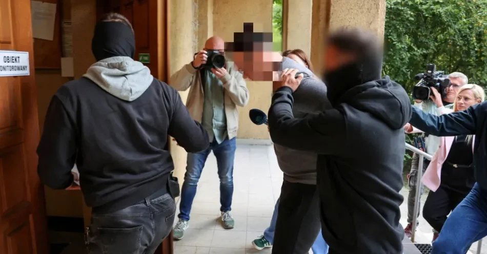 zdjęcie: Kraków: sprawca śmiertelnego potrącenia małżeństwa z dzieckiem doprowadzony do prokuratury / Kraków, 24.08.2026. Podejrzany o spowodowanie śmiertelnego wypadku na krakowskim Podgórzu Hubert B. doprowadzany do Prokuratury Rejonowej Kraków-Podgórze, 24 bm. Do wypadku doszło w sobotę 22 bm. po południu w rejonie skrzyżowania ulic Solnej i Nadwiślańskiej. Samochód zjechał z jezdni i potrącił idące chodnikiem małżeństwo z 8-miesięcznym dzieckiem. Kobieta i mężczyzna, oboje w wieku 32 lat, zmarli w szpitalu, niemowlę jest ciężko ranne. Samochodem podróżowały 4 osoby. (ad) PAP/Art Service