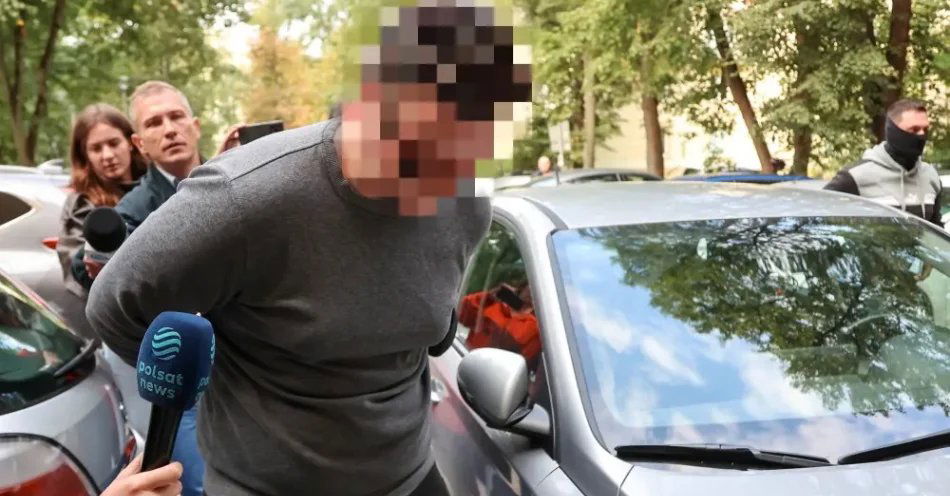 zdjęcie: Kraków: zarzut dla sprawcy śmiertelnego potrącenia małżeństwa z dzieckiem / Kraków, 24.08.2026. Podejrzany o spowodowanie śmiertelnego wypadku na krakowskim Podgórzu Hubert B. doprowadzany do Prokuratury Rejonowej Kraków-Podgórze, 24 bm. Do wypadku doszło w sobotę 22 bm. po południu w rejonie skrzyżowania ulic Solnej i Nadwiślańskiej. Samochód zjechał z jezdni i potrącił idące chodnikiem małżeństwo z 8-miesięcznym dzieckiem. Kobieta i mężczyzna, oboje w wieku 32 lat, zmarli w szpitalu, niemowlę jest ciężko ranne. Samochodem podróżowały 4 osoby. (ad) PAP/Art Service