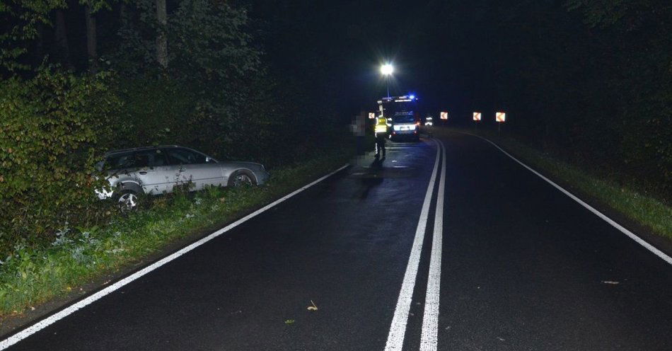 zdjęcie: Kierując Audi wjechał rowu i uderzył w skarpę. Do szpitala trafił pasażer / fot. KMP Biała Podlaska