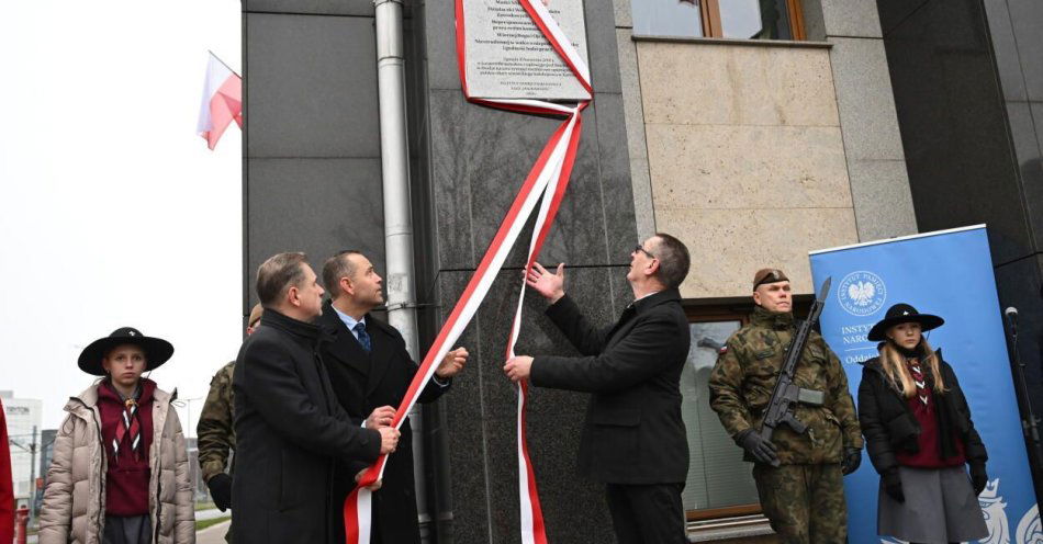 zdjęcie: W Gdańsku odsłonięto tablicę poświęconą pamięci Anny Walentynowicz / fot. PAP