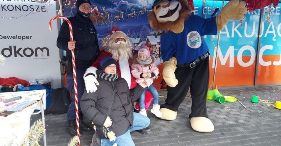 zdjęcie: Policjanci zapewnili bezpieczeństwo i zabawę podczas Mikołajek / fot. KMP w Jeleniej Górze