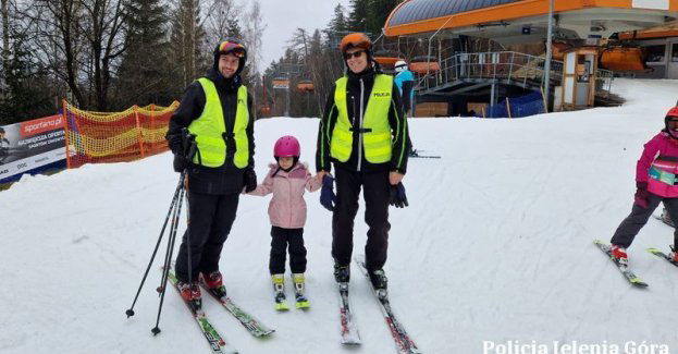 Na stokach w Karpaczu pojawili się już miłośnicy białego szaleństwa, a wraz z nimi policjanci w patrolu narciarskim
