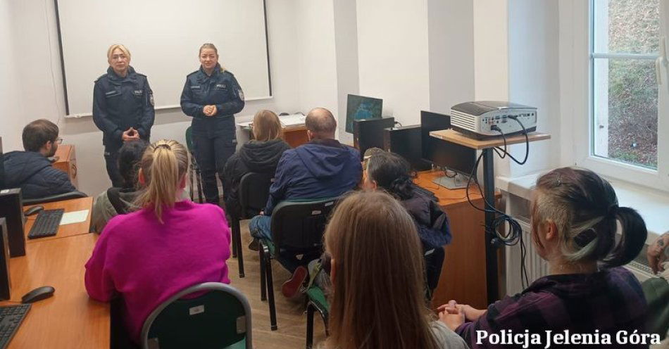 zdjęcie: Policjantki z Jeleniej Góry zachęcają do służby w Policji / fot. KMP w Jeleniej Górze