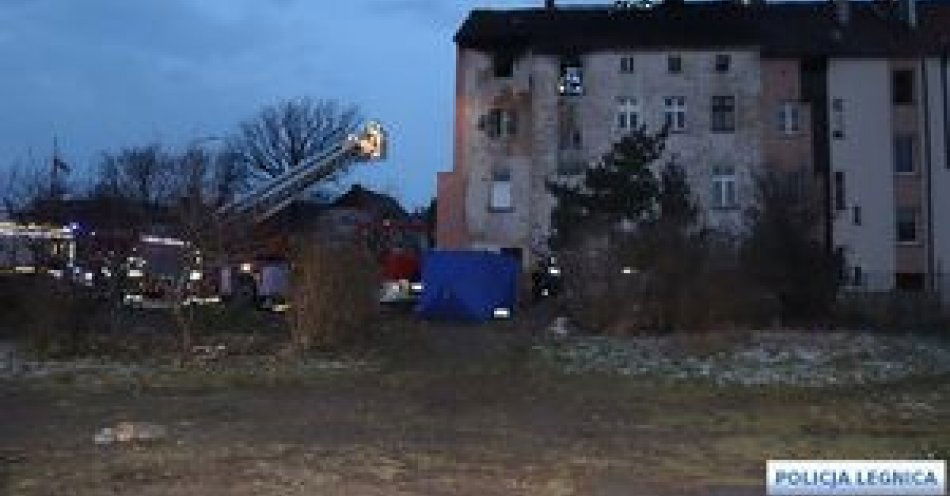 zdjęcie: Legniccy policjanci ratowali ludzi z płonącej kamienicy / fot. KMP w Legnicy