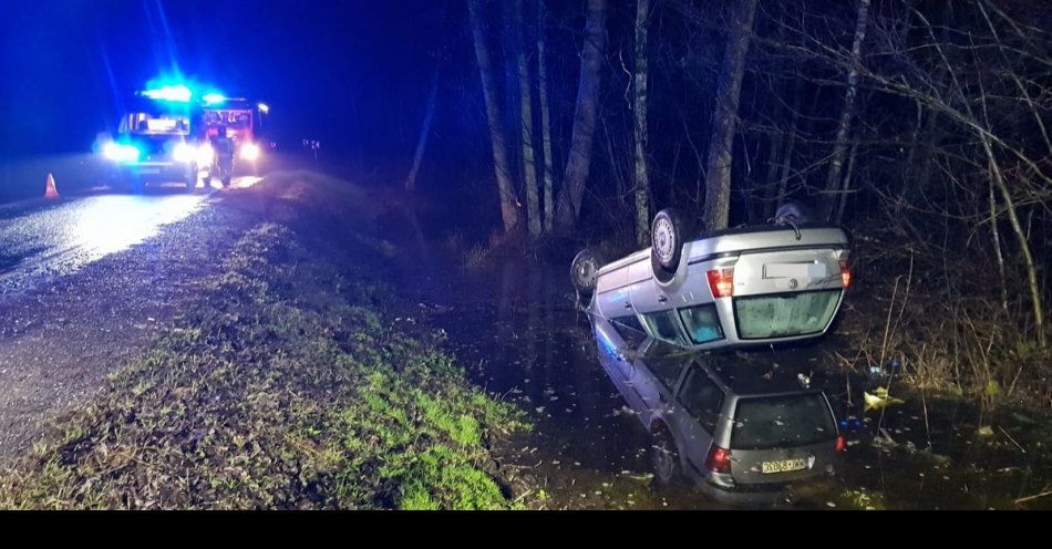 zdjęcie: Dachowanie na K-62. Auto wpadło do rowu z wodą. / fot. KPP w Wyszkowie