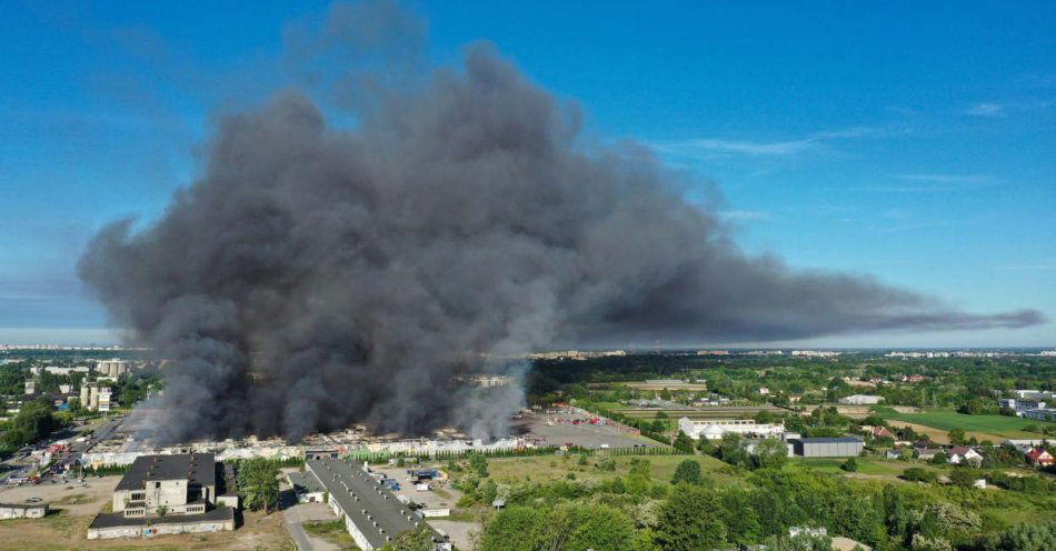 zdjęcie: Chemicy PSP analizują stan powietrza w związku z pożarem hali przy Marywilskiej 44 / fot. PAP