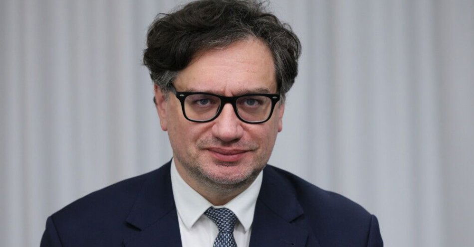 zdjęcie: Fałszywe nagie zdjęcia dziecka i AI. UODO: przepisy są, problemem jest ich niestosowanie / Warszawa, 26.11.2025. Prezes Urzędu Ochrony Danych Osobowych Mirosław Wróblewski w siedzibie Polskiej Agencji Prasowej w Warszawie, 26 bm. Mirosław Wróblewski był gościem Studia PAP. (ad) PAP/Rafał Guz