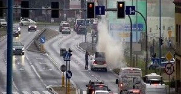 Zapalił się samochód. Policjant gasił pożar do czasu przyjazdu strażaków