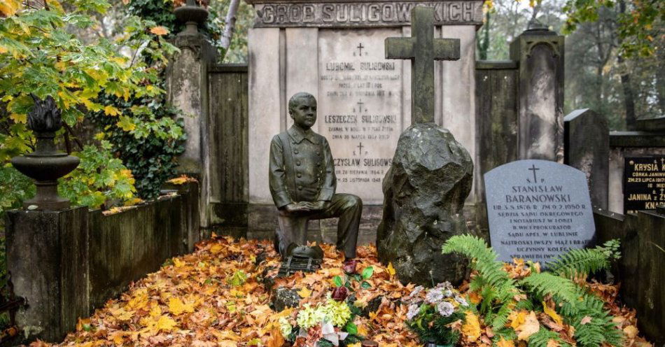 zdjęcie: W 31. kweście na ratowanie zabytków Starego Cmentarza w Łodzi zebrano ponad 125 tys. zł / Łódź, 25.10.2018. Cmentarz Stary przy ul. Ogrodowej w Łodzi, 25 bm. gdzie rozpoczęła się zbiórka pieniędzy na odnowę zabytków cmentarza. Jest to najważniejsza, założona w 1855 roku, łódzka trójwyznaniowa nekropolia, podzielona na części: katolicką, ewangelicką i prawosławną. (nlat/sko) PAP/Grzegorz Michałowski