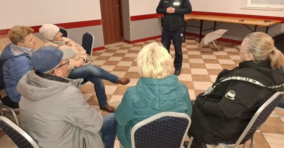 zdjęcie: Dzielnicowi odwiedzili Koło Gospodyń w Rostkach Wielkich / fot. KPP w Ostrowi Mazowieckiej
