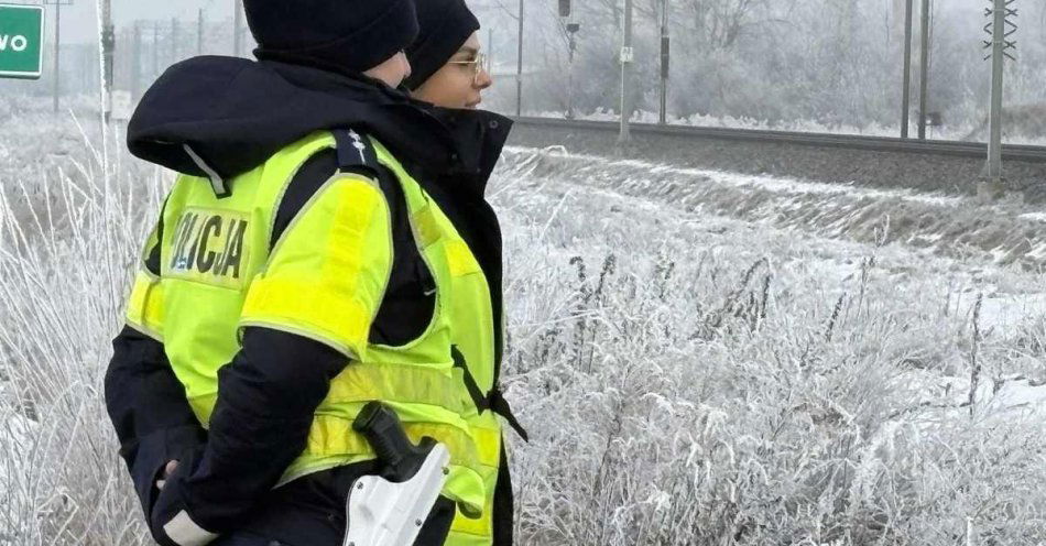 zdjęcie: Policjanci pilnują bezpieczeństwa na przejazdach kolejowych / fot. KPP Rawicz