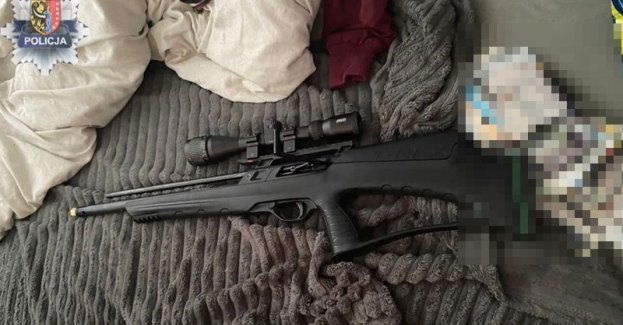 Mężczyzna wycelował z broni do policjantów, funkcjonariusze odpowiedzieli strzałem z paralizatora i zatrzymali agresora