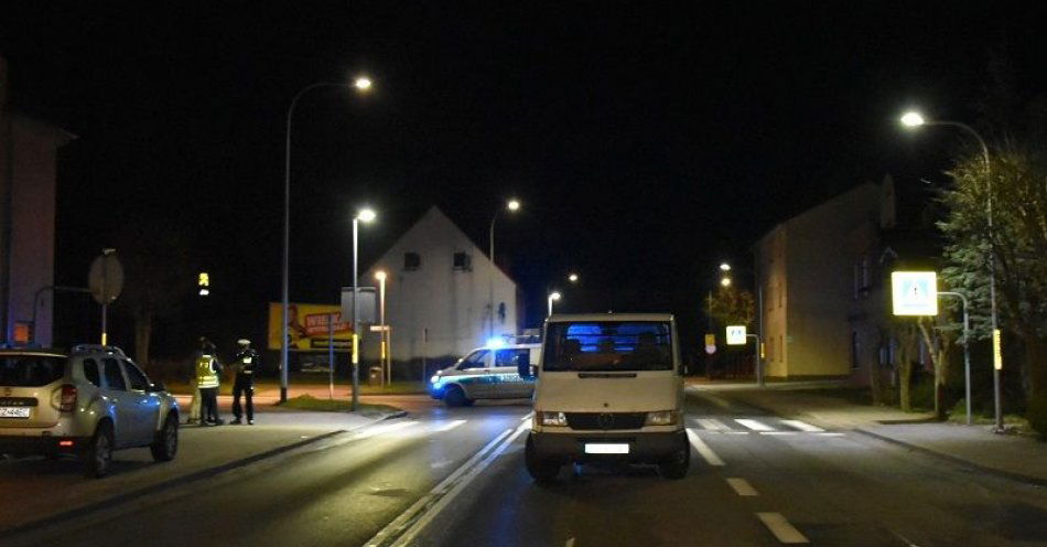 zdjęcie: Policjanci pracowali przy potrąceniu 86-latki w Człuchowie, niestety poszkodowana kobieta zmarła / fot. KPP w Człuchowie