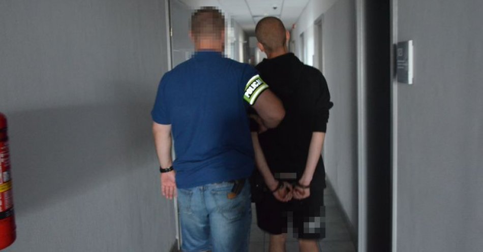 zdjęcie: Zatrzymani za niszczenie wiaty przystankowej / fot. KPP w Wejherowie