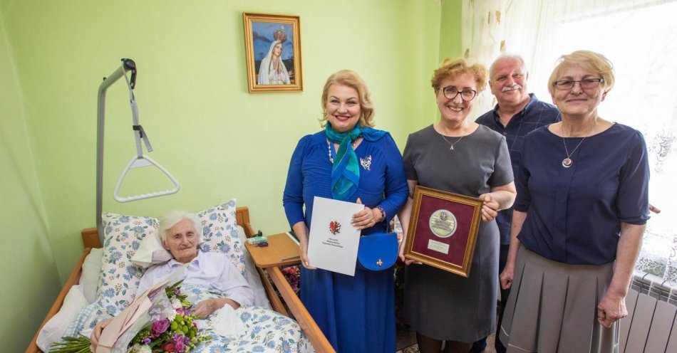 zdjęcie: Życzenia dwustu lat dla pani Stefanii / fot. nadesłane