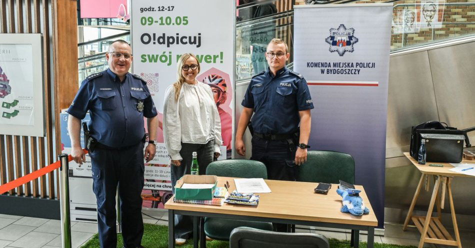 zdjęcie: Dzielnicowi z Błonia znakowali rowery w C.H. Rondo / fot. KWP w Bydgoszczy