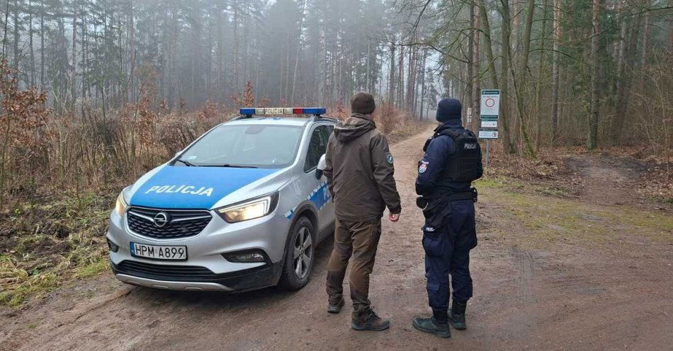 zdjęcie: Policja i Straż Leśna kontrolują sprzedaż choinek / fot. KMP Białystok