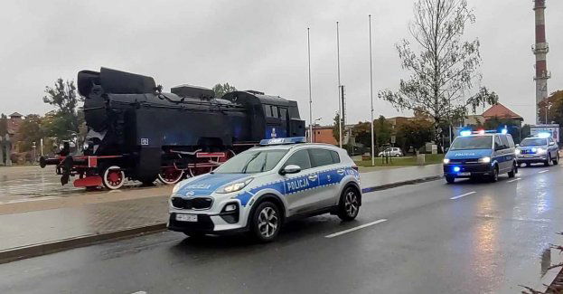 Pociąg specjalny policyjne ćwiczenia w okolicach iławskiego dworca