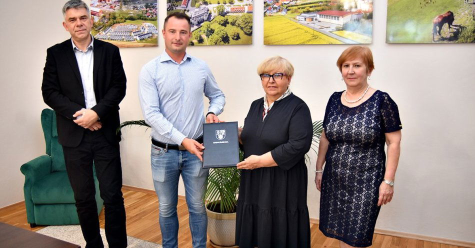 zdjęcie: Umowy na inwestycje za blisko 15 mln zł podpisane. powstanie sala gimnastyczna., nowa remiza osp i przebudowane zostanie boisko wielofunkcyjne / fot. nadesłane
