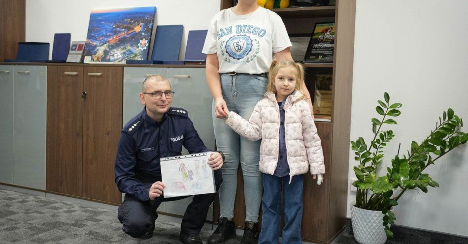 zdjęcie: Pięciolatka dziękuje policjantowi za błyskawiczną pomoc / fot. KPP Piła