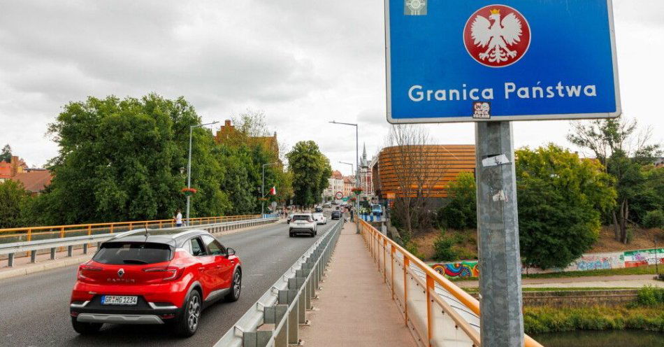 zdjęcie: Na granicy z Niemcami punktowe ograniczenie lotów dronów / fot. PAP