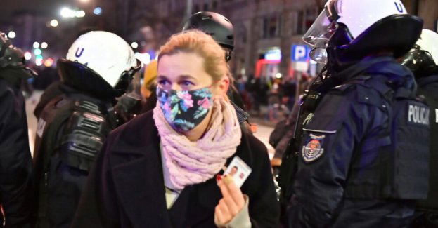 Prokuratura: akt oskarżenia dla policjanta za użycie gazu wobec Barbary Nowackiej