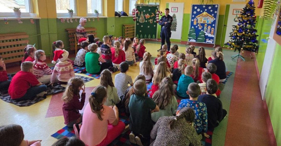 zdjęcie: Dzielnicowy uczył dzieci jak bezpiecznie spędzić ferie / fot. KPP w Białobrzegach