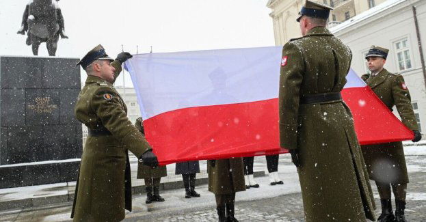 Zakończyła się pierwsza cotygodniowa ceremonia zmiany flagi RP w Pałacu Prezydenckim