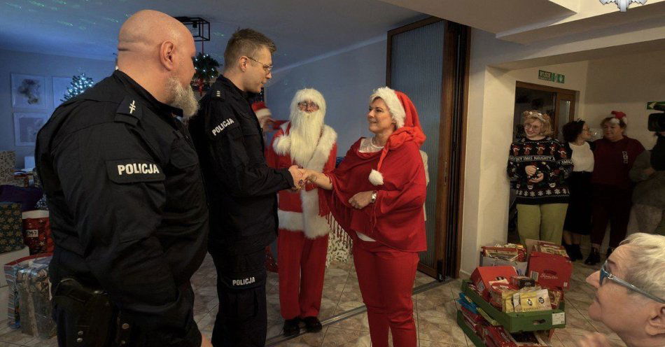 zdjęcie: Świąteczny finał akcji policjantów w DPS Zakątek w Sosnowcu / fot. KMP w Sosnowcu