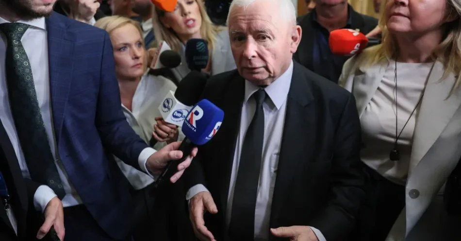 zdjęcie: Prezes PiS ws. nowego wicemarszałka Sejmu: pierwszeństwo należy się nam / Warszawa, 02.09.2026. Prezes PiS Jarosław Kaczyński (C) rozmawia z mediami na korytarzu Sejmu, 2 bm. W trakcie pierwszego posiedzenia po wakacjach posłowie będą m.in. pracować nad senackim projektem nowelizacji Kodeksu wyborczego oraz ustawy o referendum lokalnym. (amb) PAP/Leszek Szymański