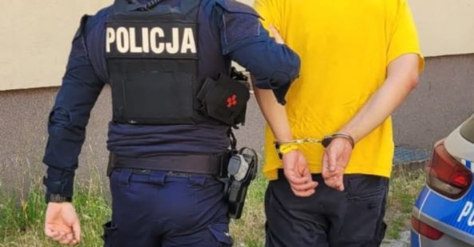 zdjęcie: Na widok policjantów chciał schować się w zamkniętym lombardzie. Okazało się, że miał przy sobie narkotyki. / fot. KMP w Gdyni