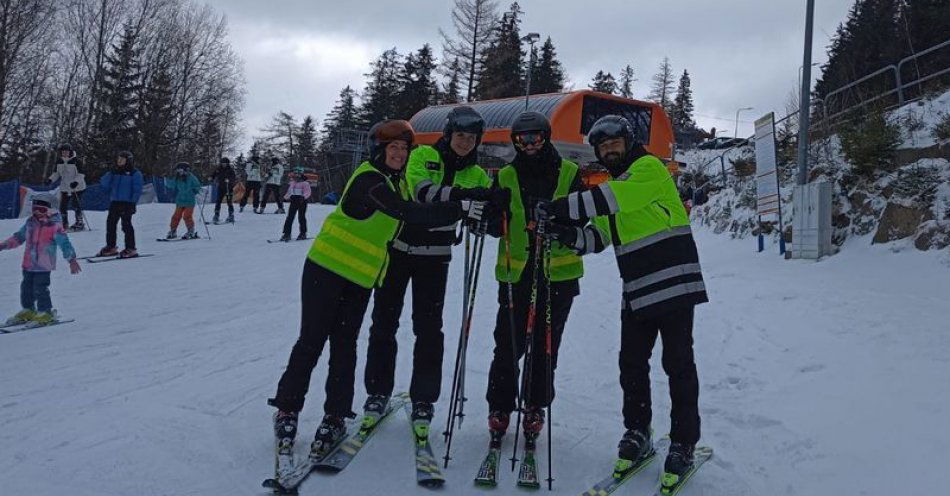 zdjęcie: Wspólny polsko-czeski patrol narciarski w Karpaczu w ramach współpracy transgranicznej / fot. KMP w Jeleniej Górze