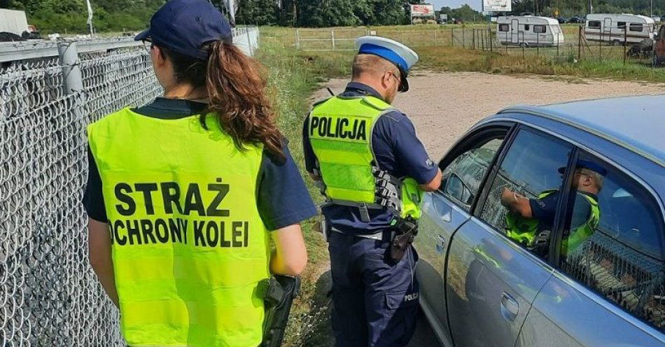 zdjęcie: Policjanci i funkcjonariusze SOK dbali o bezpieczeństwo przy przejazdach kolejowych. Odpowiedzialnych kierowców nagradzali apteczkami samochodowymi / fot. KPP w Lęborku