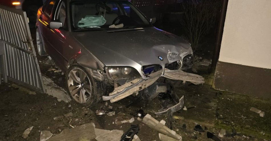 zdjęcie: Pijany kierowca BMW uderzył w ogrodzenie w Bukowcu / fot. KPP Nowy Tomyśl