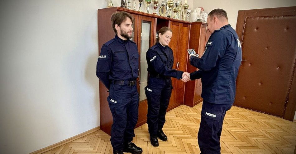 zdjęcie: Dwóch nowych funkcjonariuszy dołączyło do policji w Kołobrzegu / fot. KPP w Kołobrzegu