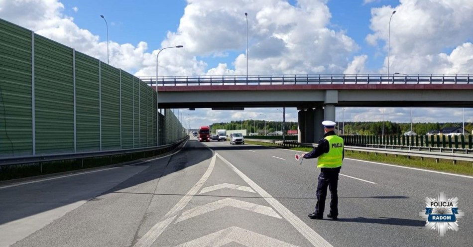 zdjęcie: Ciężarówki w oku policyjnego drona / fot. KMP w Radomiu