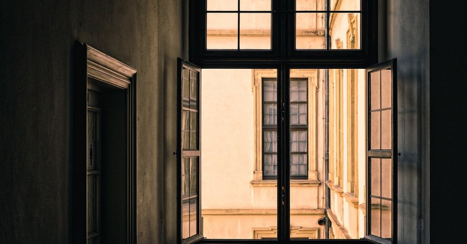 zdjęcie: Mężczyzna wyskoczył z okna sądu w Mrągowie, zginął na miejscu / pixabay/4568599
