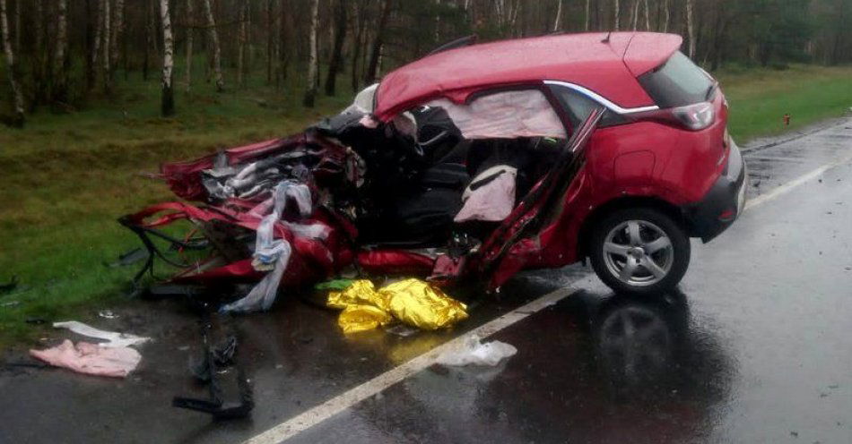zdjęcie: Policjanci wyjaśniają okoliczności wypadku na drodze krajowej nr 25 w Brzozie / fot. KWP w Bydgoszczy
