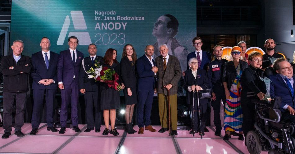 zdjęcie: Komendant Dominik Rzepecki wyróżniony Nagrodą „Anody” 2023 / fot. KMP w Tarnowie