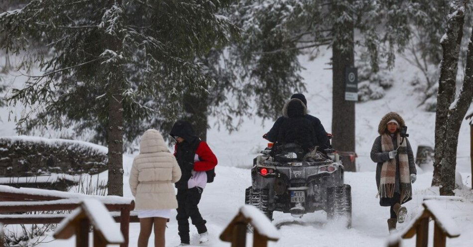 zdjęcie: W Zakopanem święta w śnieżnej scenerii; trudne warunki na tatrzańskich szlakach / Zakopane, 24.12.2025. Opady śniegu w Zakopanem, 24 bm. W samym Zakopanem leży kilka centymetrów białego puchu, a temperatura wynosi minus 4 st. C. Na Kasprowym Wierchu pokrywa śnieżna ma 23 cm, a termometry wskazują tam 12 st. mrozu. Warunki do uprawiania turystyki górskiej są niekorzystne. (ad) PAP/Grzegorz Momot ***Do tego materiału zdjęciowego dostępna jest również depesza w systemie CSI, pt.: Zakopane/ Święta w śnieżnej scenerii; trudne warunki na tatrzańskich szlakach***
