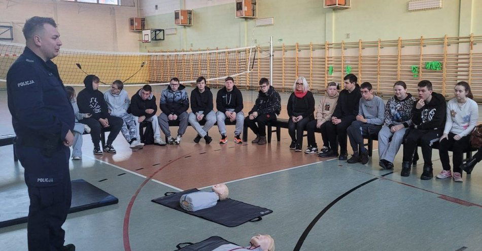 zdjęcie: Policjant uczył uczniów Zespołu Szkół Specjalnych pierwszej pomocy / fot. KPP w Nakle nad Notecią