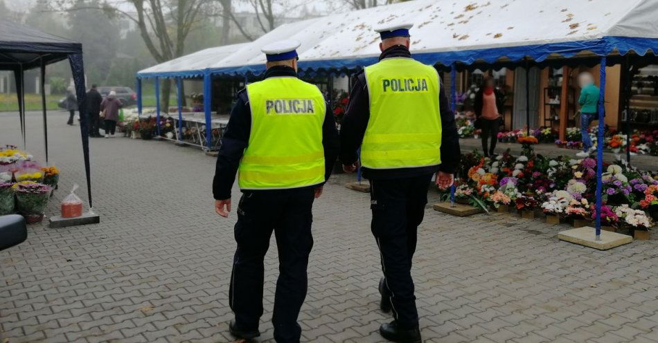zdjęcie: Policjanci czuwają nad bezpieczeństwem odwiedzających groby bliskich / fot. KPP w Świeciu