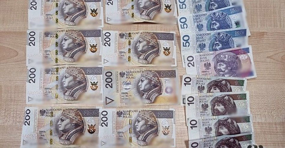 zdjęcie: 50-latek zatrzymany za kradzież środków z konta sąsiadki. Policjanci odzyskali sporą część pieniędzy / fot. KMP w Wałbrzychu