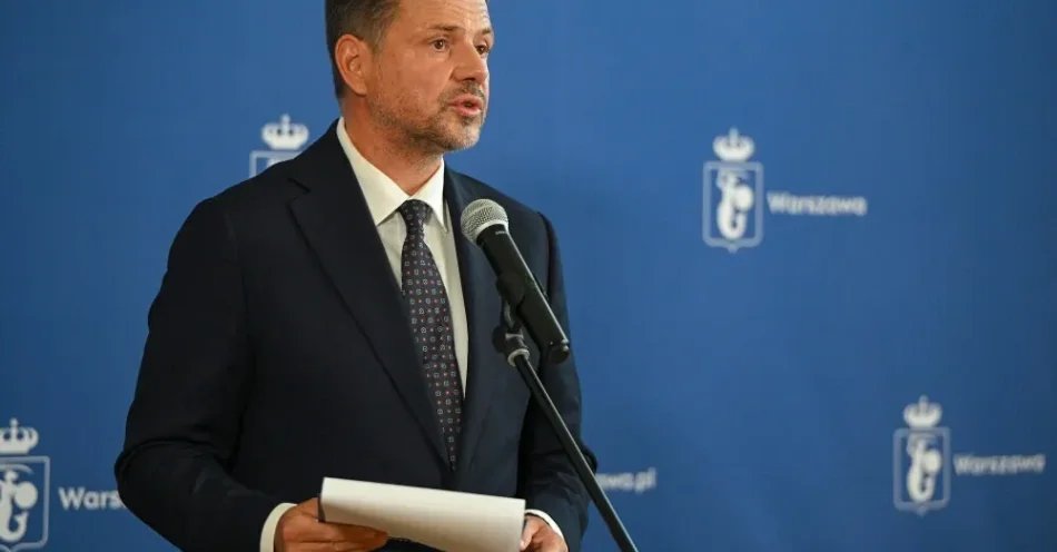 zdjęcie: Trzaskowski: audyt pokazał dyżury po 48, 60 i 72 godziny bez przerwy / Warszawa, 05.08.2026. Prezydent m.st. Warszawy Rafał Trzaskowski podczas konferencji w Urzędzie Miasta w Warszawie, 5 bm. Konferencja dotyczyła podpisania umowy na wdrożenie inteligentnego systemu sterowania oświetleniem w Warszawie. To rozwiązanie daje możliwości zarządzania czasem działania latarni i natężenia światła, a co za tym idzie oszczędności pieniędzy i energii. (sko) PAP/Marcin Obara