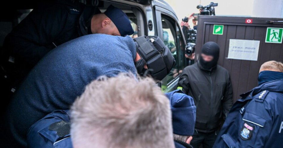 zdjęcie: Pomorskie: 44-letni funkcjonariusz SOP, który zaatakował nożem rodzinę, doprowadzony do prokuratury / Słupsk, 28.01.2026. Piotr K. (2L) podczas doprowadzenia do Prokuratury Okręgowej w Słupsku, 28 bm. 44-letni funkcjonariusz Służby Ochrony Państwa zaatakował, 26 bm. nożem swą rodzinę w Ustce i śmiertelnie ranił czteroletnią córkę. (ad) PAP/Piotr Kowala *** UWAGA!!! ZAKAZ PUBLIKACJI WIZERUNKU I DANYCH OSOBOWYCH OSKARŻONEGO! ***