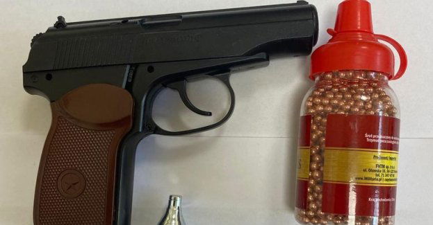 Areszt dla rozbojarza, który grożąc pistoletem pneumatycznym usiłował dokonać kradzieży lawety z przyczepą, na której były dwa samochody i inne mienie