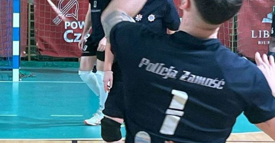 zdjęcie: Zamojscy policjanci na podium charytatywnego turnieju siatkówki / fot. KMP Zamość