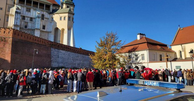 Krakowscy uczniowie tworzyli czerwone serce przeciw przemocy