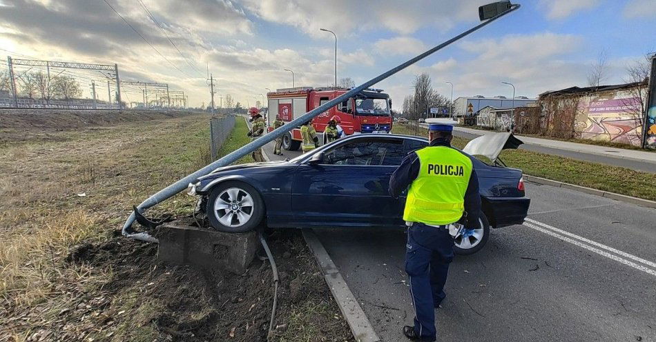 zdjęcie: Wjechał w słup w Radomiu. W samochodzie znaleziono narkotyki / fot. KMP w Radomiu