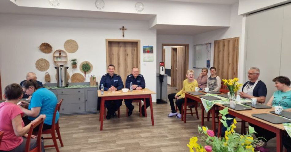 zdjęcie: Bezpieczeństwo zaczyna się od rozmowy w Przechlewie / fot. KPP w Człuchowie Bezpieczeństwo zaczyna się od rozmowy